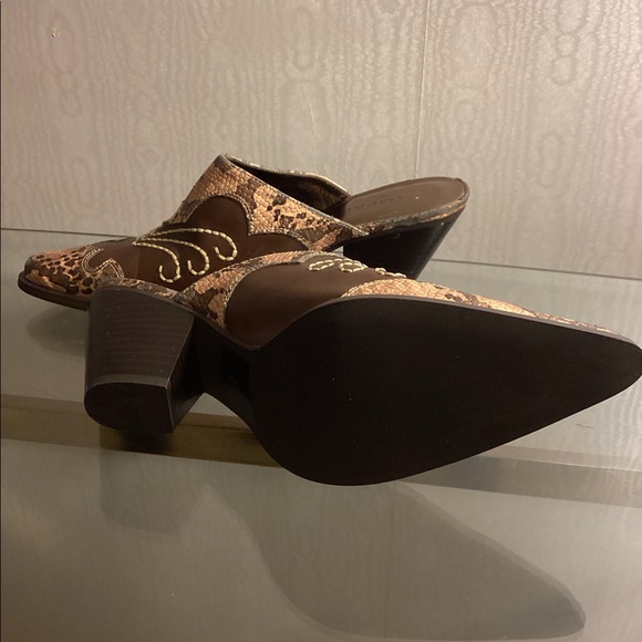 RAMPAGE RIVETED BROWN & GOLD COWGIRL STYLE SLIP ON POINTED TOE SHOE SZ 8.5 - Picture 6 of 8